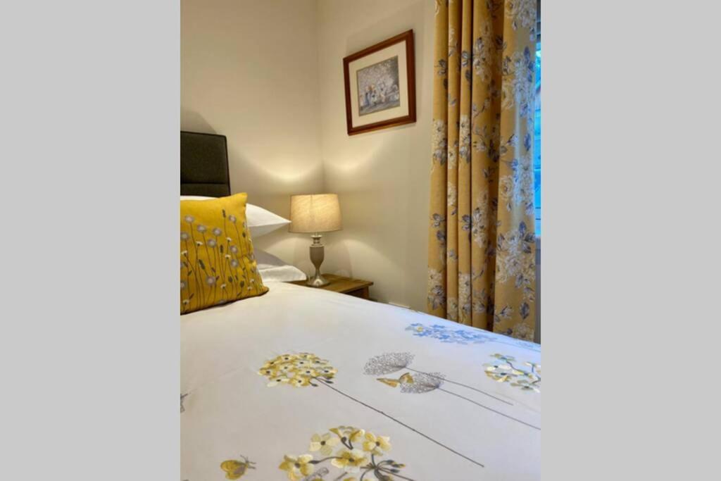 Beautiful 2 Bedroom, 2 Bathroom Flat With Parking. Pitlochry Esterno foto