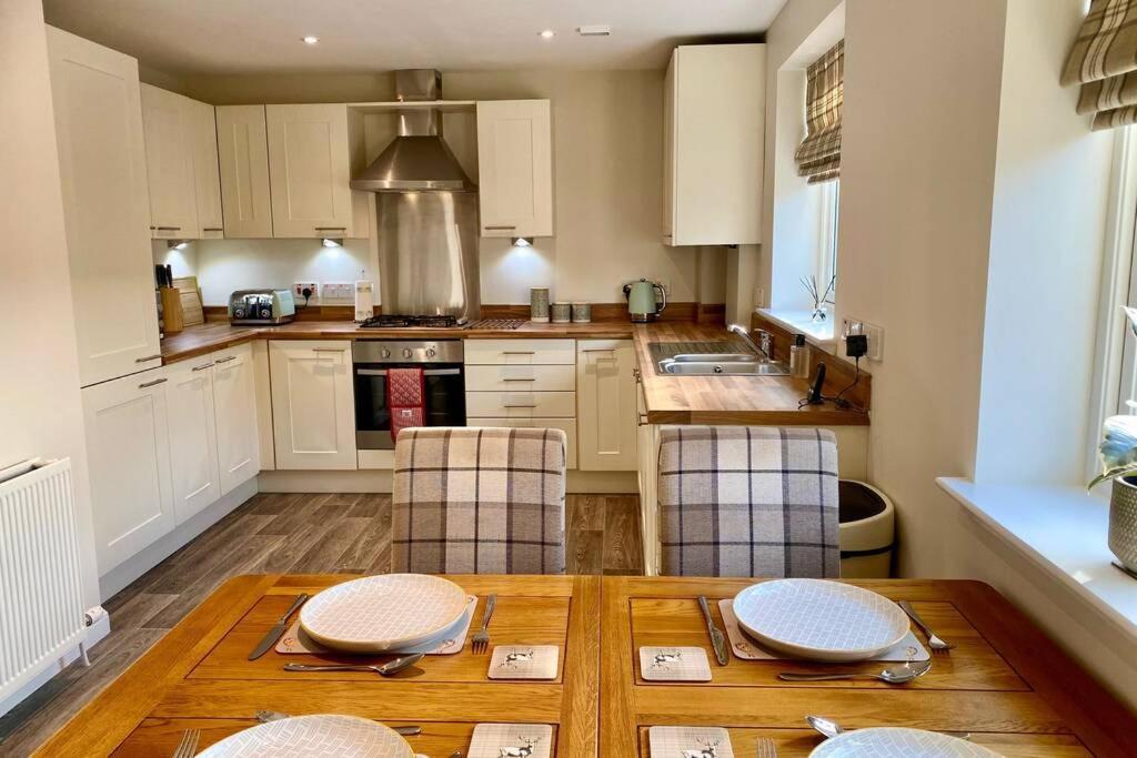 Beautiful 2 Bedroom, 2 Bathroom Flat With Parking. Pitlochry Esterno foto