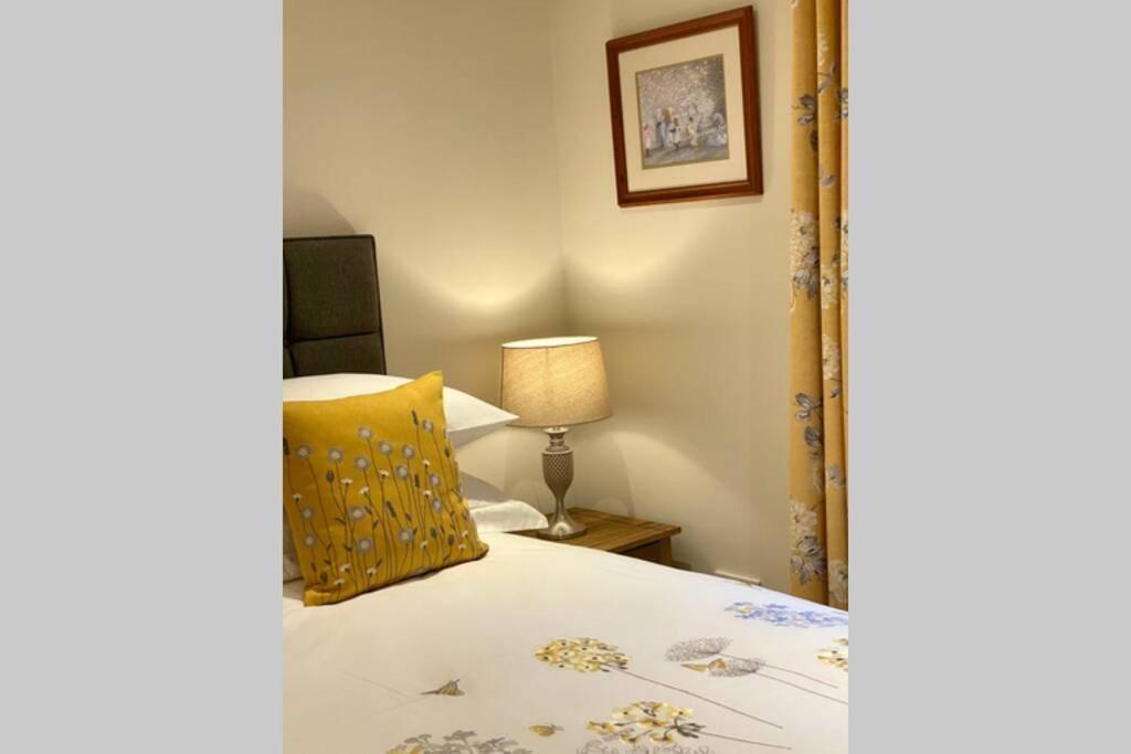 Beautiful 2 Bedroom, 2 Bathroom Flat With Parking. Pitlochry Esterno foto