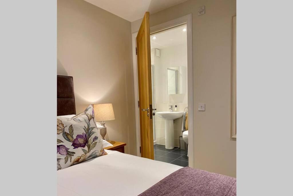 Beautiful 2 Bedroom, 2 Bathroom Flat With Parking. Pitlochry Esterno foto