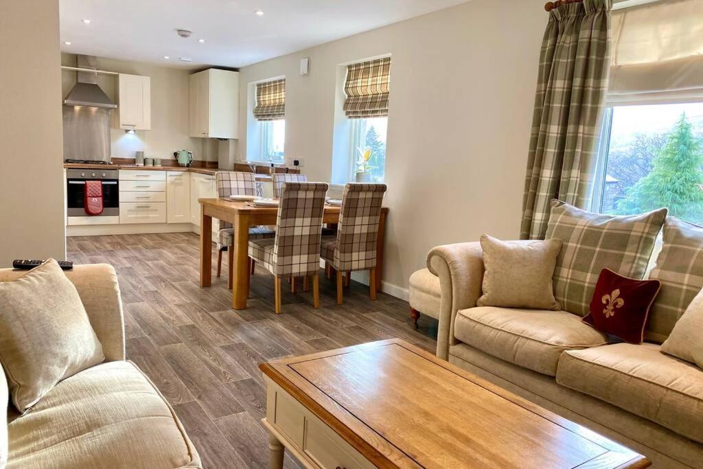 Beautiful 2 Bedroom, 2 Bathroom Flat With Parking. Pitlochry Esterno foto