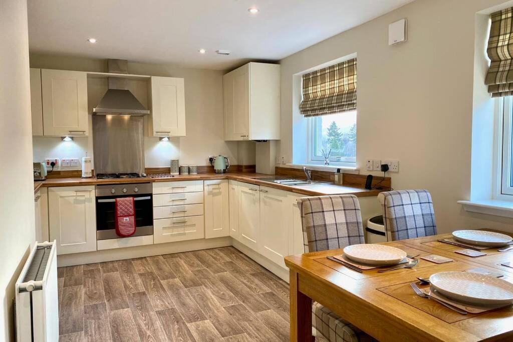 Beautiful 2 Bedroom, 2 Bathroom Flat With Parking. Pitlochry Esterno foto