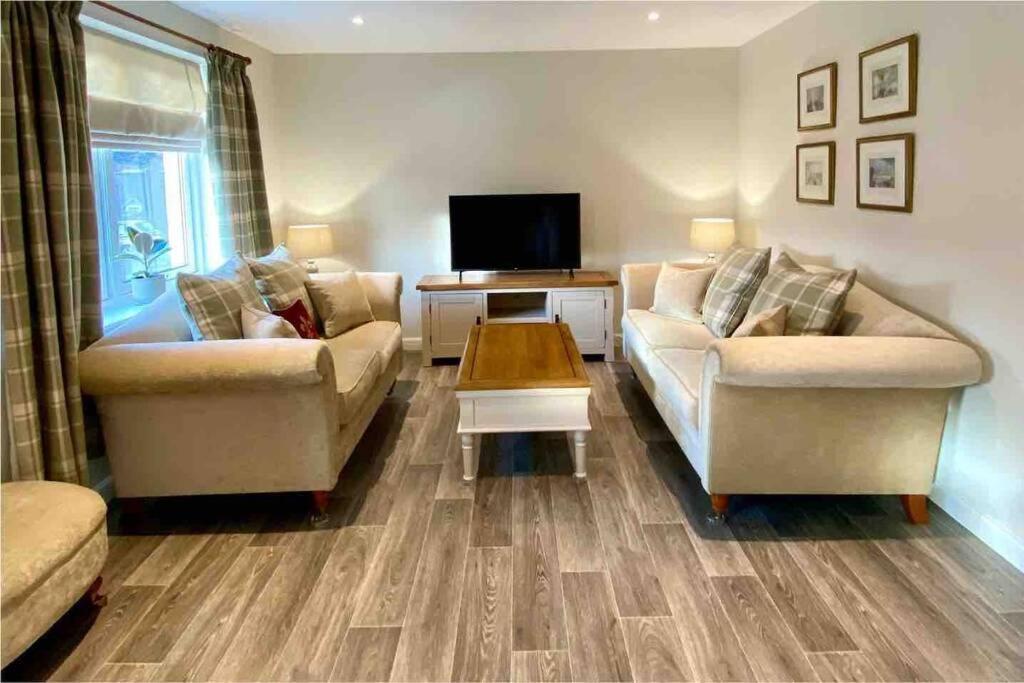 Beautiful 2 Bedroom, 2 Bathroom Flat With Parking. Pitlochry Esterno foto