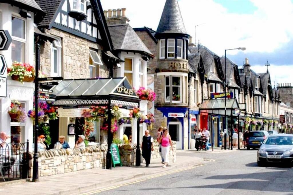 Beautiful 2 Bedroom, 2 Bathroom Flat With Parking. Pitlochry Esterno foto