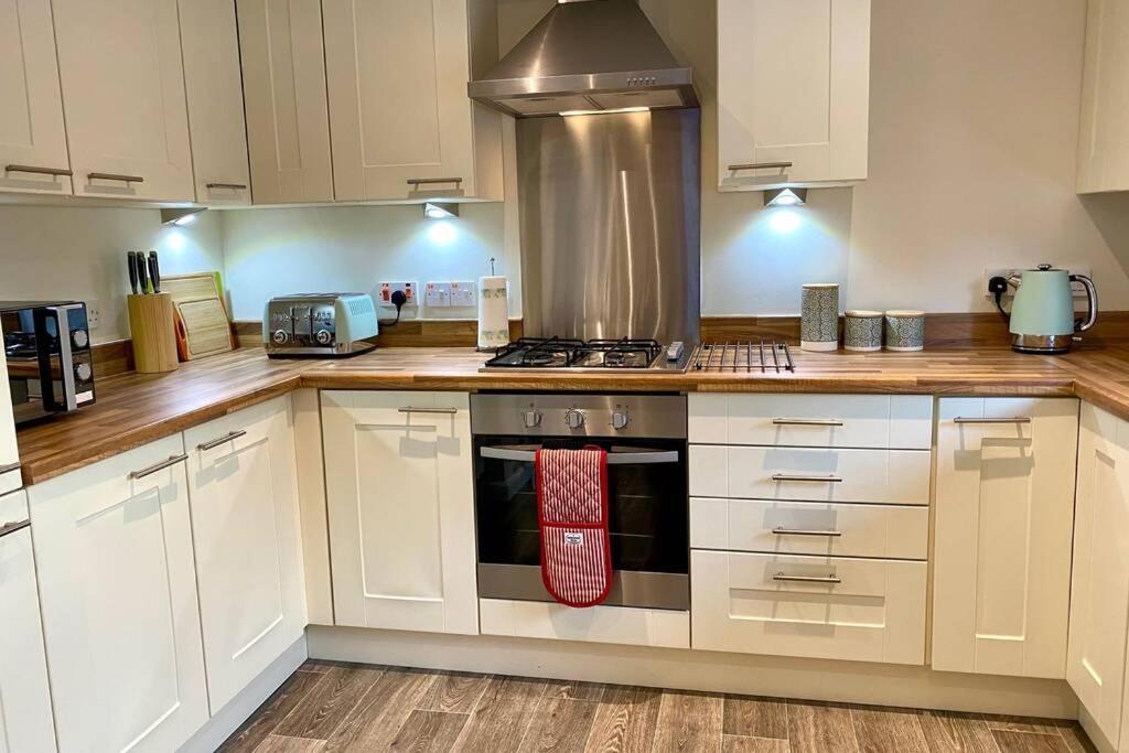 Beautiful 2 Bedroom, 2 Bathroom Flat With Parking. Pitlochry Esterno foto